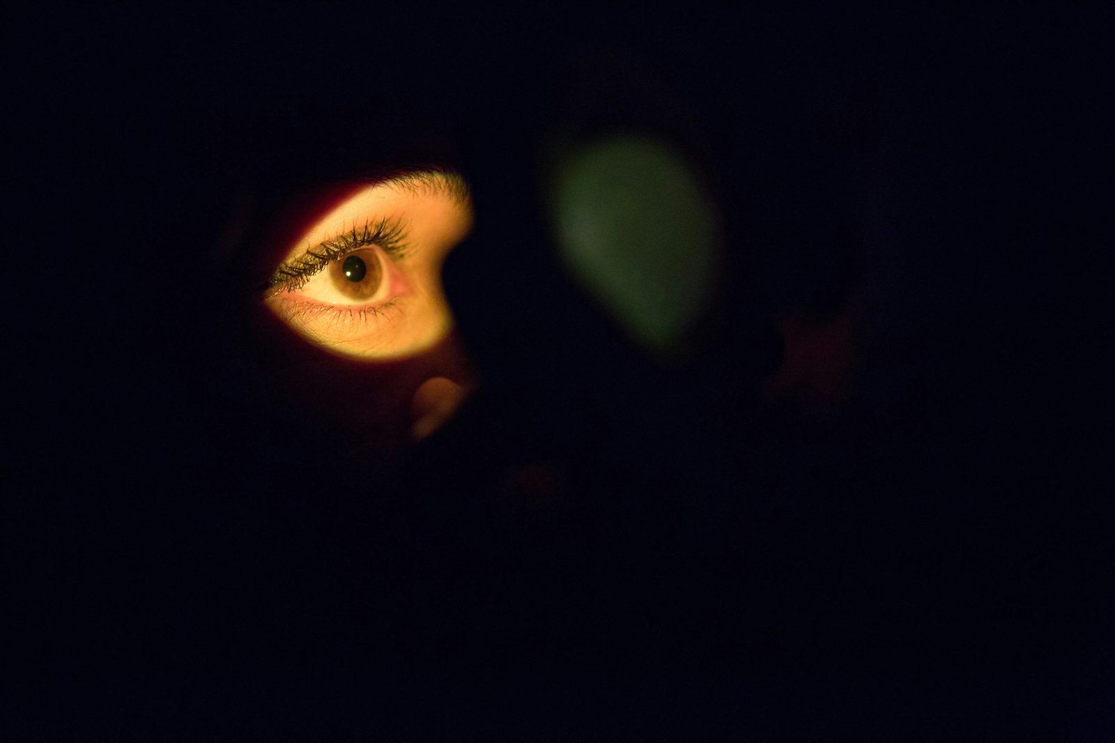 Ojo iluminado por pantalla