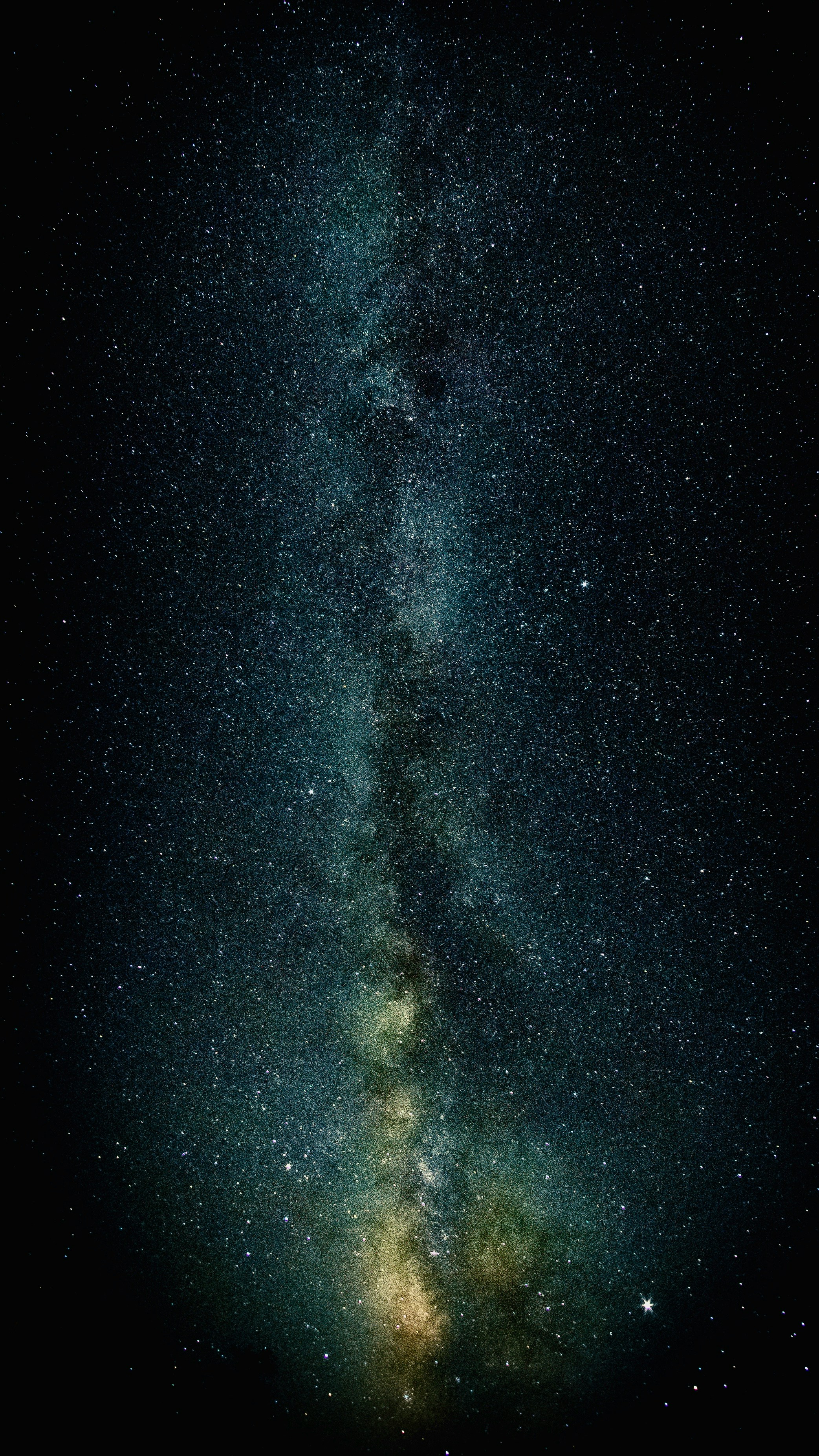 Vía Láctea sobre un cielo nocturno estrellado