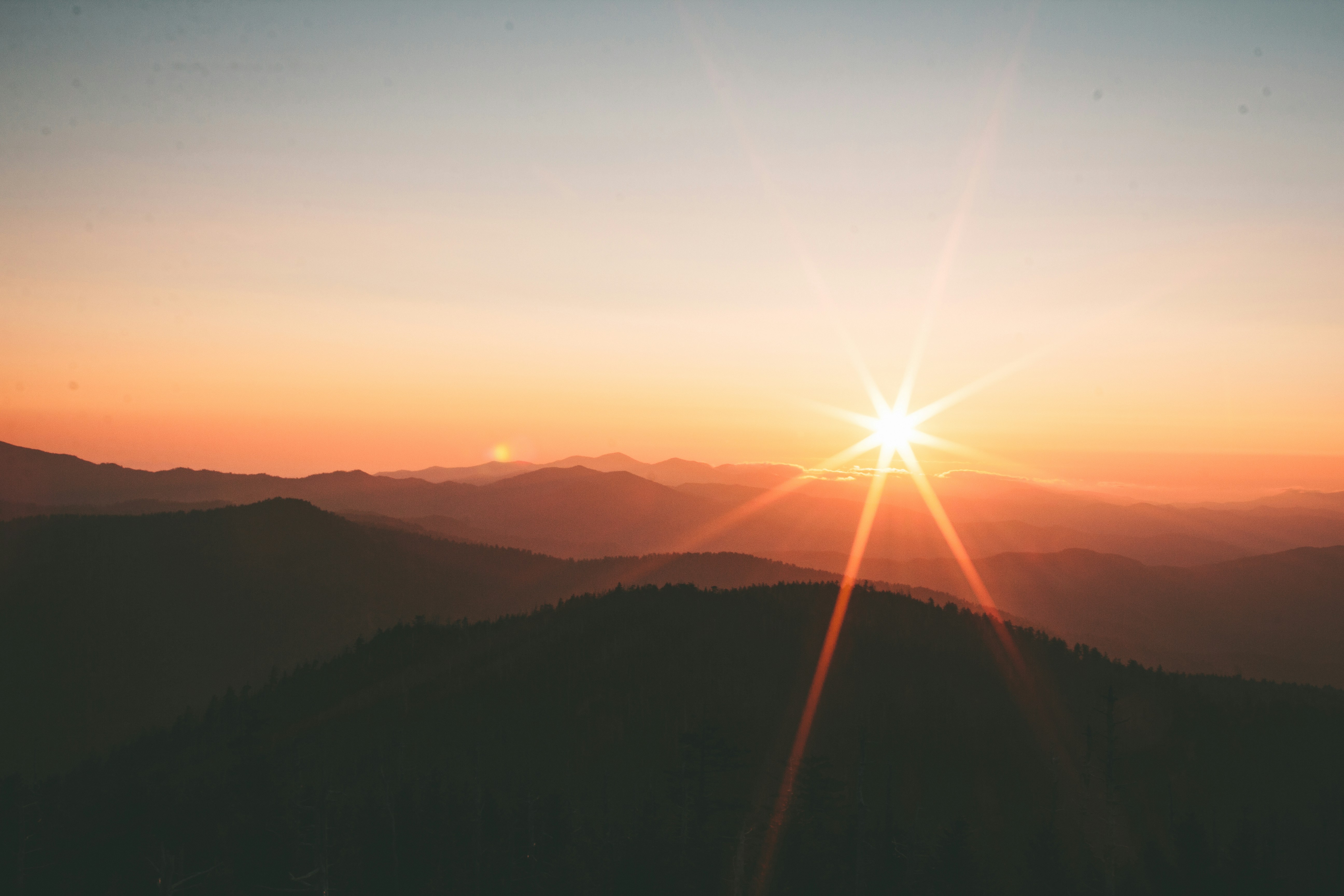 Amanecer sobre una cordillera de montañas