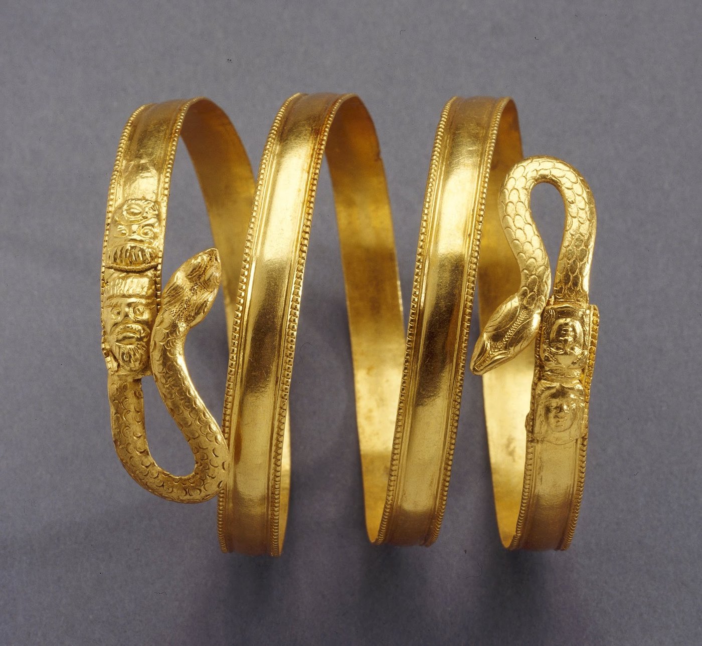 Collar de oro griego antiguo con forma de serpiente enroscada