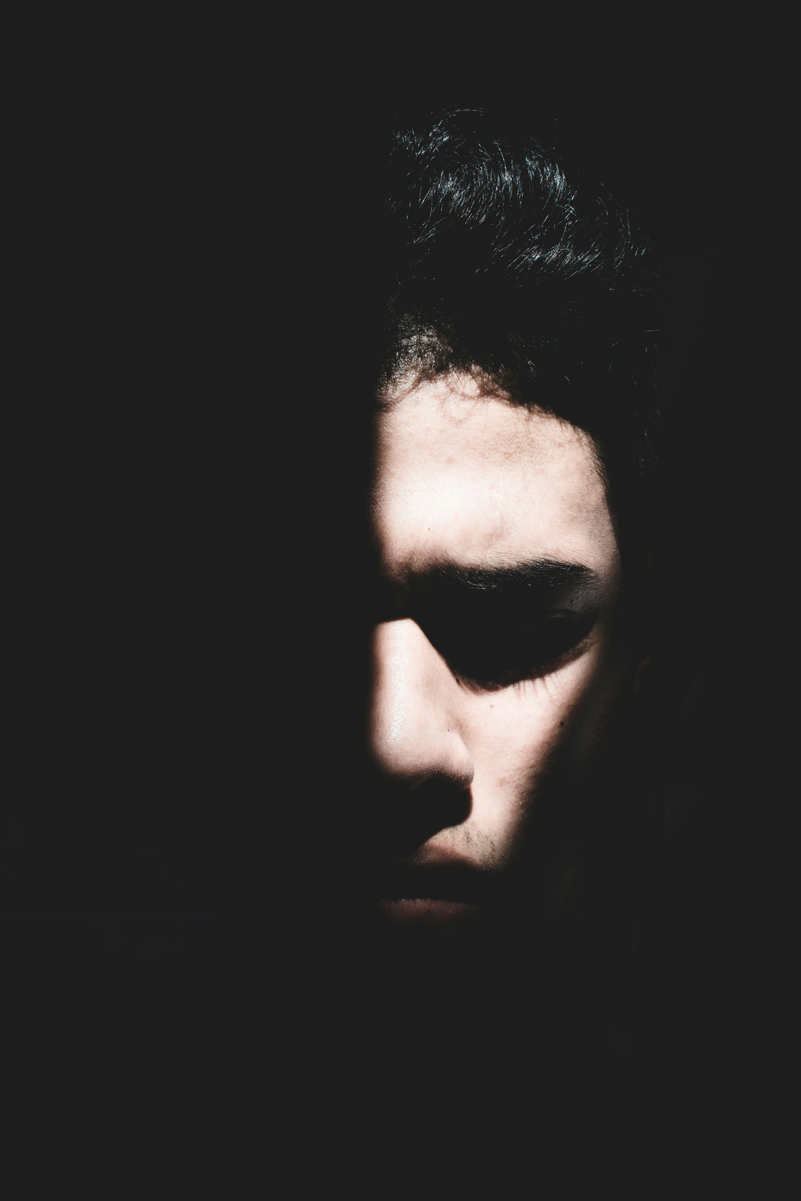 Rostro a media luz