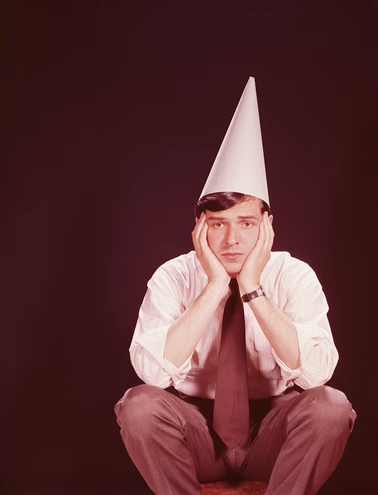 Hombre con gorro de papel