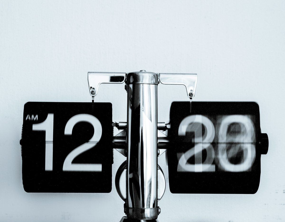 Reloj flip mecánico mostrando las 12:30