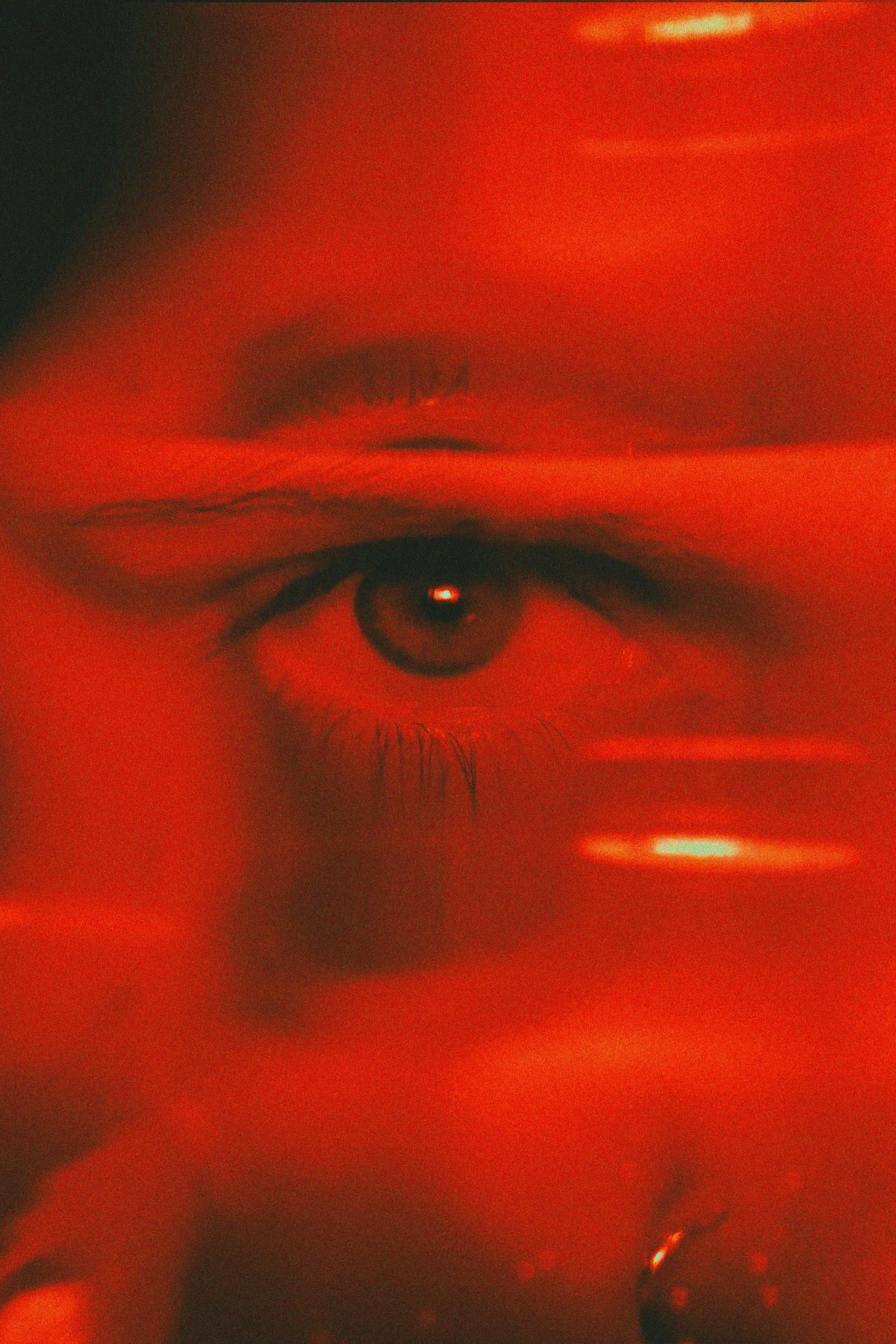Primer plano extremo de un ojo bajo luz roja intensa