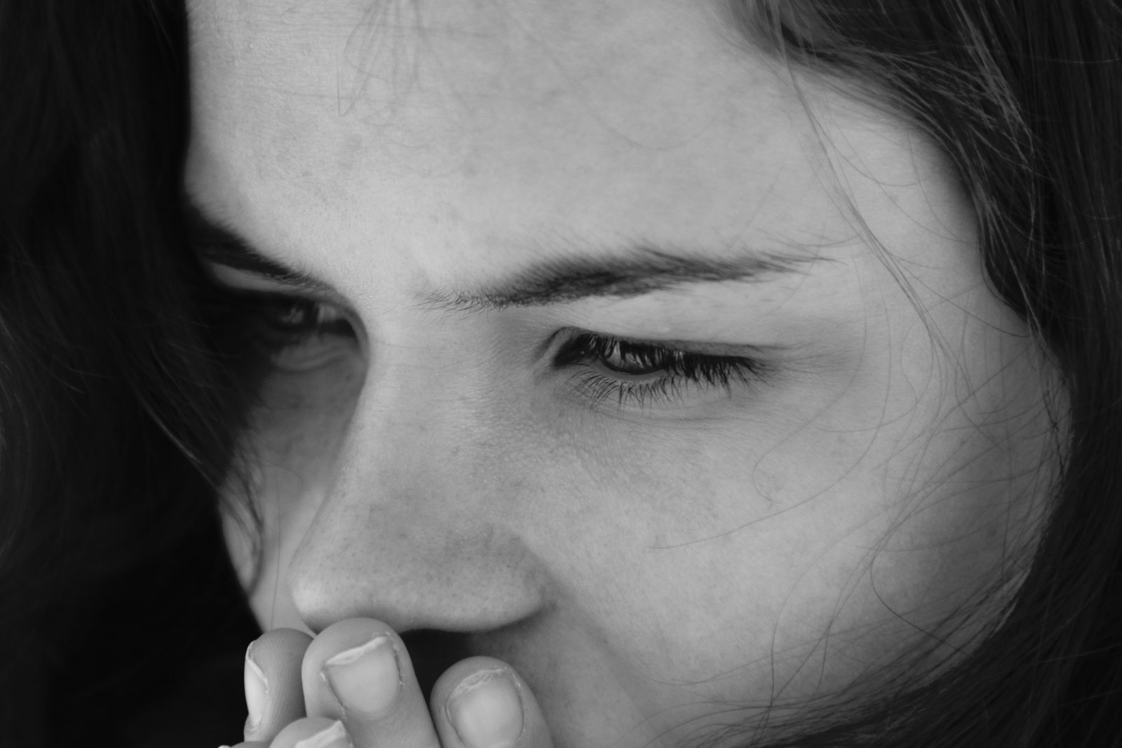 Rostro de mujer pensativa en blanco y negro