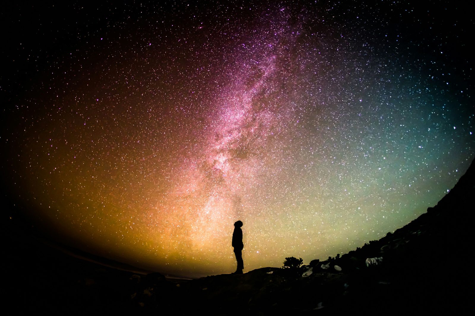 Silueta bajo la Vía Láctea